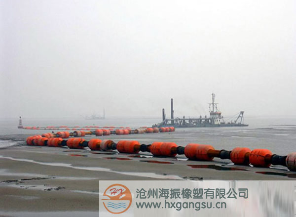 天津南疆碼頭港池疏浚工程中使用了優(yōu)質(zhì)的聚乙烯浮體