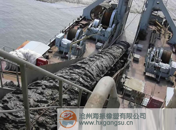 天津南疆碼頭港池疏浚工程上的疏浚船