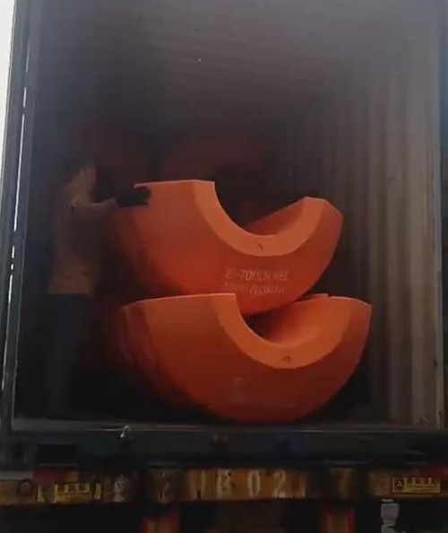 聚乙烯浮體在箱體車內(nèi)要緊密排列，這也是個(gè)技術(shù)活