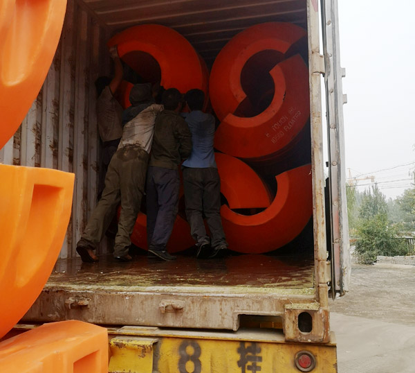 一個(gè)箱體斯太爾卡車裝25對左右的浮體
