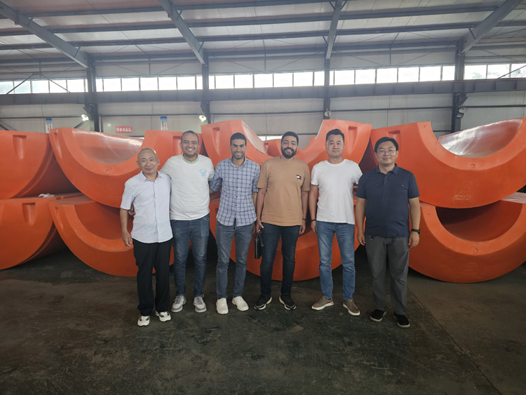 國外聚乙烯浮體采購商與海振橡塑公司領(lǐng)導(dǎo)合影留念
