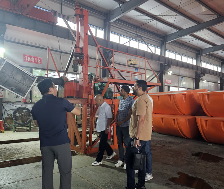 國外聚乙烯浮體考察團(tuán)在海振橡塑的生成車間里進(jìn)行了細(xì)致的參觀考察